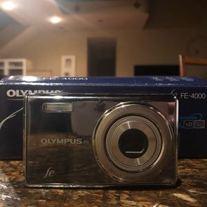 Olympus FE4000 digital camera w/charger & case